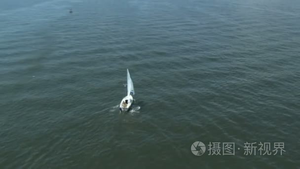 在公开水域中的帆船视频