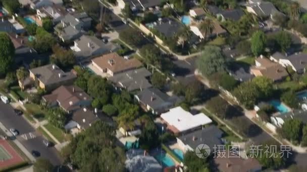 扫地的郊外住宅区空中视频