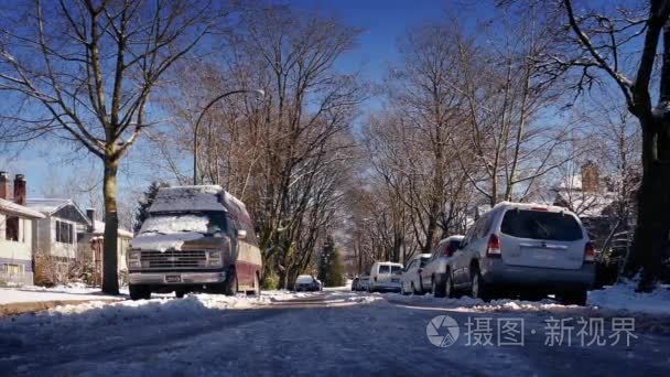 郊区道路上阳光灿烂的日子