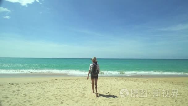 海滩上的背包旅游的女孩视频