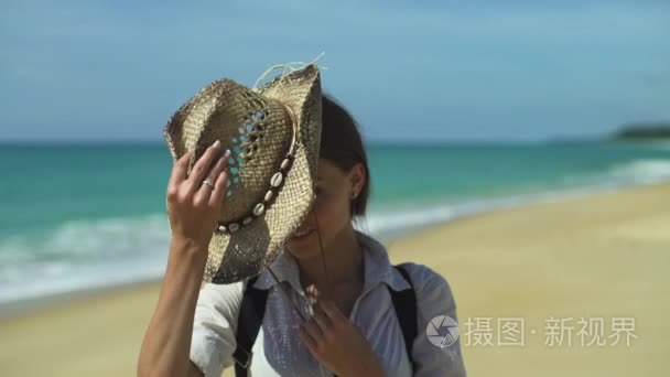 微笑的女性，在海边的肖像