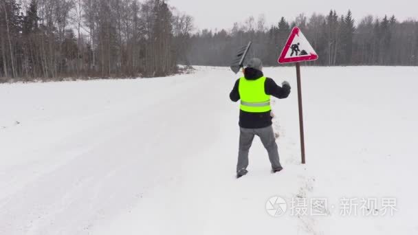 雪从人清洁道路标志视频