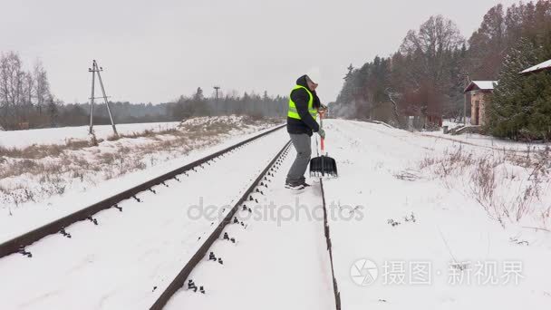 铁路员工清洁雪从铁路附近平台视频