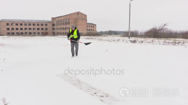 在下雪天路径上的雪铲的看门人视频