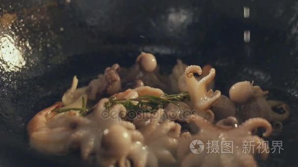 厨师烹饪海鲜菜视频