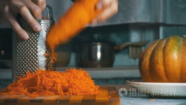 切胡萝卜刨丝器视频