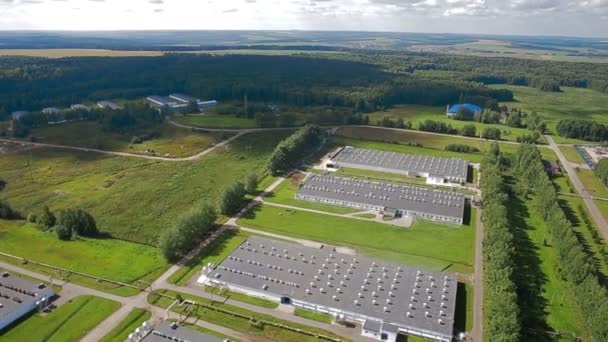 一家养鸡场家禽生产的鸟瞰图视频