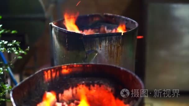 在炉子做饭着火燃烧的木炭视频