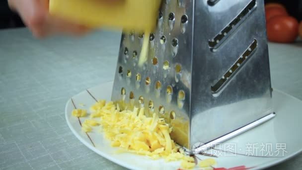 干酪在案板厨房刨丝器上视频