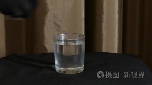 干一杯水与烟气中的精神视频