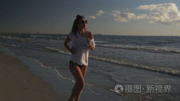 在海边做锻炼的运动美女视频
