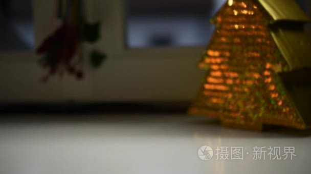 一个女人把圣诞烛光下的视频视频