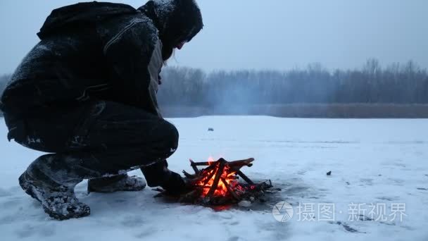 营火在冬天视频