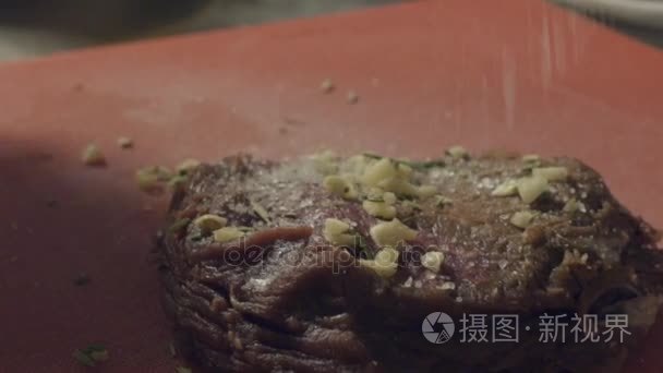 厨师烹饪原料肉，慢动作