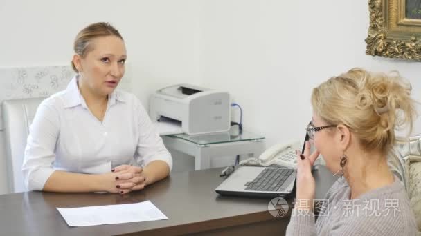 女高级病人讲述她健康投诉医生视频