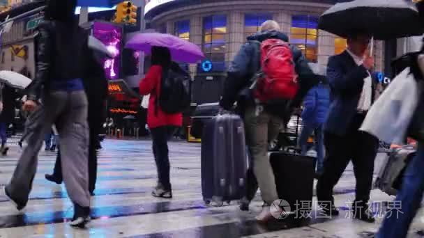 美国纽约Okt，2016年 人，游客旅游袋和遮阳伞。人群中匆匆出差在雨中视频