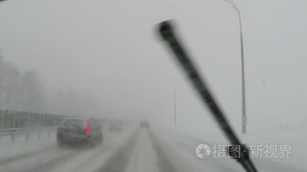 在暴风雪中开车的危险道路