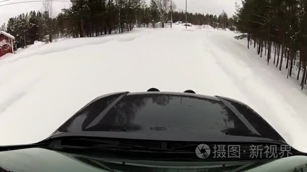 查看从农村冬季公路在芬兰驾驶一辆车