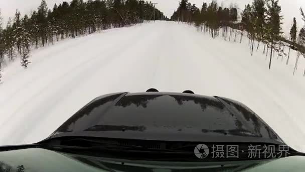 查看从农村冬季公路在芬兰驾驶一辆车