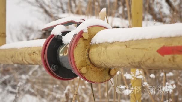黄煤气管在雪冬季燃气采暖视频