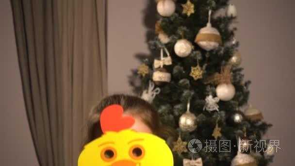 十几岁的女孩与鸡圣诞道具面具视频