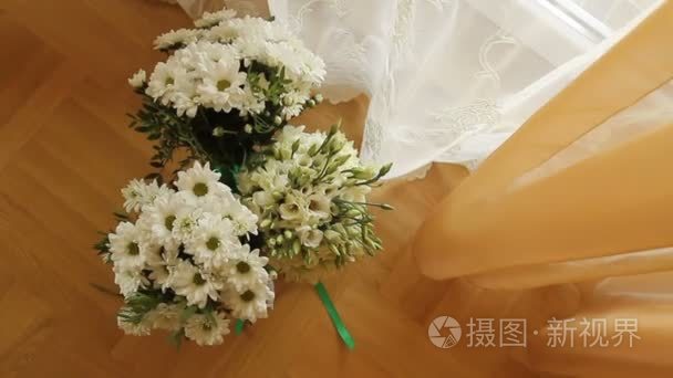 在一个房间里的三个婚礼花束。