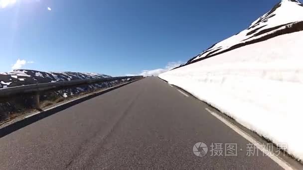 在挪威，两边的雪墙与山区农村公路开车