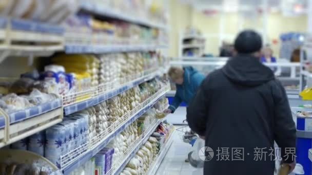 客户购买在超市的食品视频