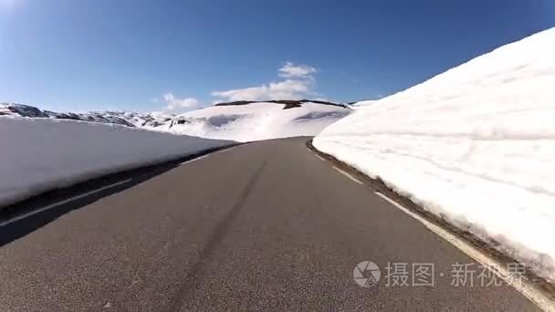 在挪威，两边的雪墙与山区农村公路开车