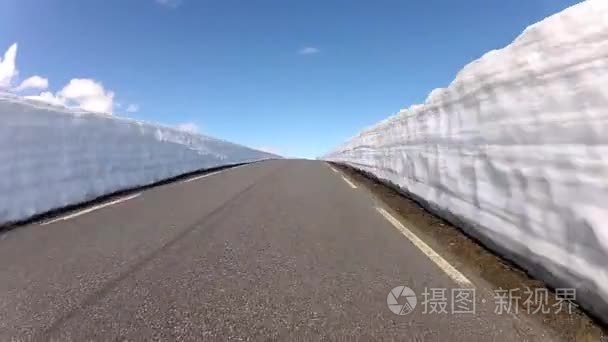 在挪威，两边的雪墙与山区农村公路开车