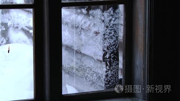 老木窗口的玻璃上的冰模式查看视频