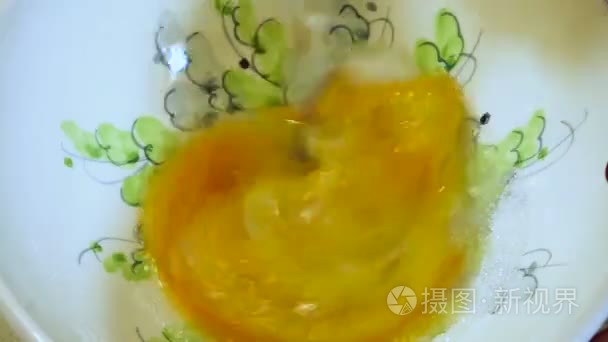 烹饪豆腐砂锅菜。女手中搅拌糖进破碎母鸡鸡蛋用叉子。高清