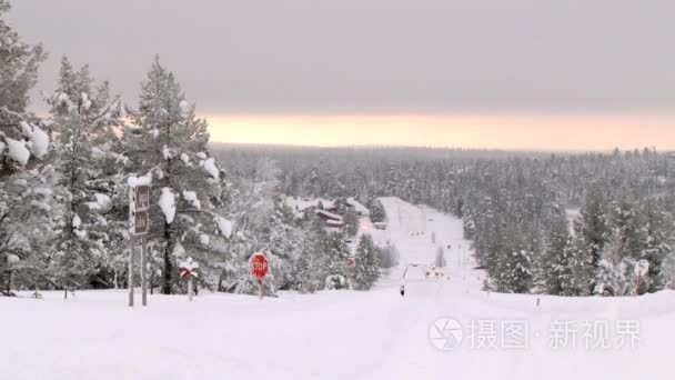 查看对边坡在萨里塞尔卡，芬兰滑雪胜地