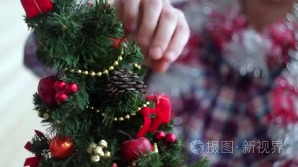 男子打扮漂亮小发光圣诞树视频