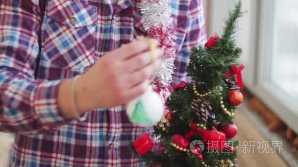 男子打扮漂亮小发光圣诞树视频