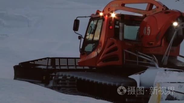 人们开车在日落时分在特利西尔，挪威准备滑雪斜坡的雪堆机器