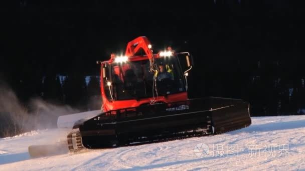 人们开车在日落时分在特利西尔，挪威准备滑雪斜坡的雪堆机器