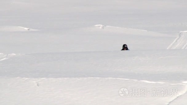 人骑雪地摩托在瑟达尔，挪威