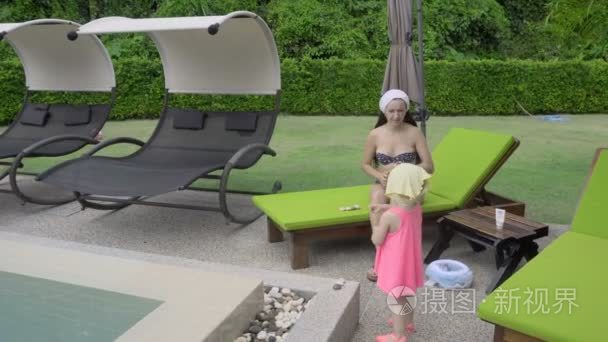 两岁女孩附近酒店游泳池视频