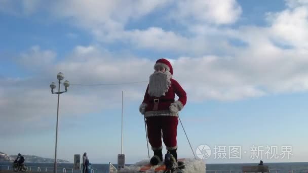 雕像的滑雪圣诞老人打击海尼斯视频