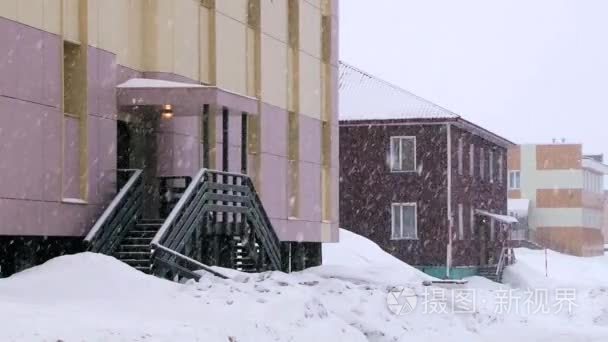 查看对俄罗斯北极解决 Barentsburg，挪威的建筑物