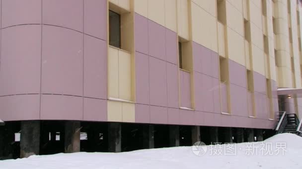 与标志指向在俄罗斯北极解决 Barentsburg，挪威酒吧建立现代酒店外观