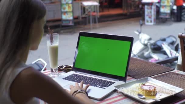 学生坐在咖啡厅时使用笔记本电脑