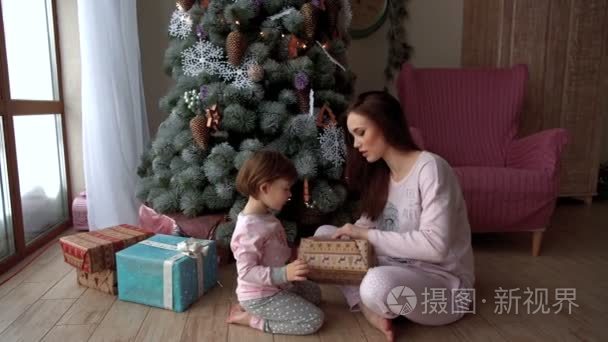 小儿童享受礼物在圣诞树上