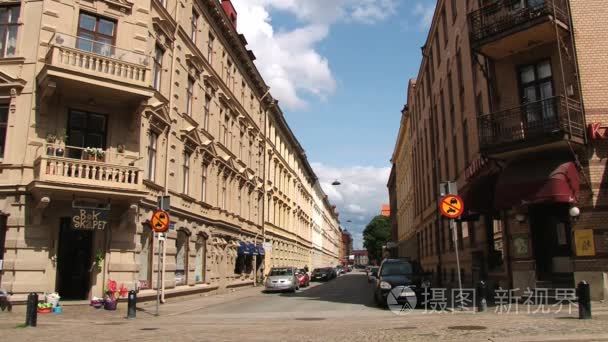 汽车路过街道在瑞典哥德堡的历史部分