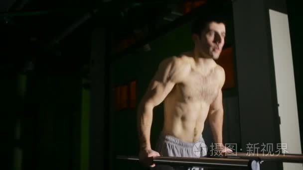 肌肉男台执行在健身房高低杠视频