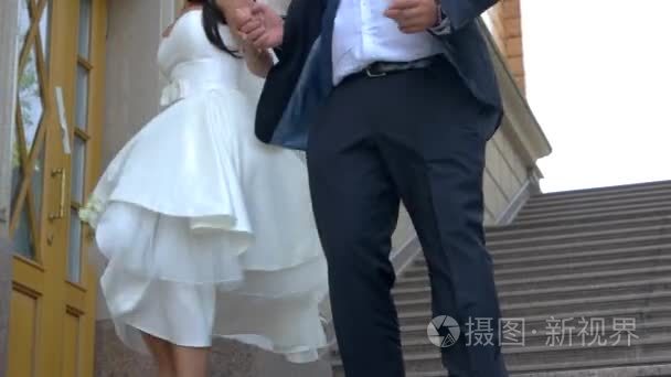 婚礼夫妇楼下散步