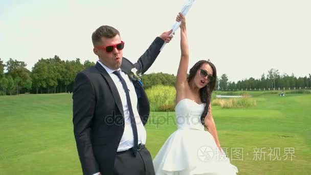 在太阳镜的婚礼新人面带笑容视频