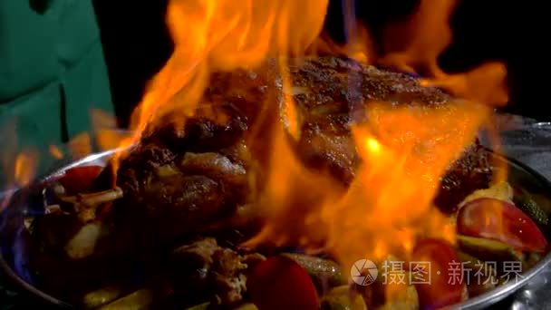 火烧煎蛋卷肉与蔬菜视频