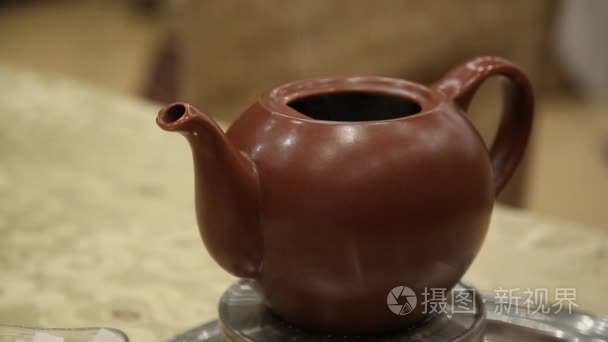 在激烈的基地蒸热奶茶紫砂壶视频